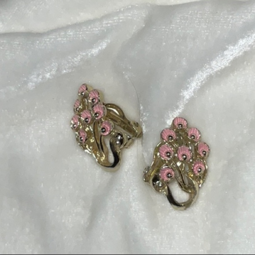 Unsigned Gold Toned Clip On Earrings With Pink Enamel On The Flower Interiors